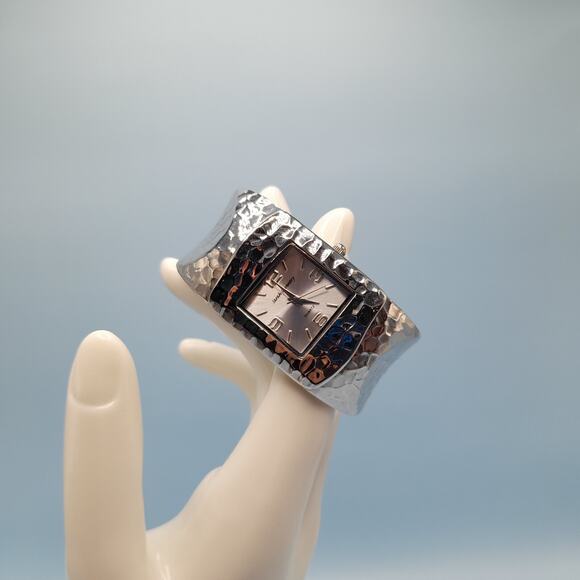 Sarah Coventry Watch Women's Hammered Silver Metal Cuff Hinge Band Needs Battery - Picture 4 of 8